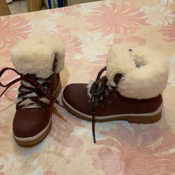 Muk Luks burgundy chunky fur lined boots, size 7. - Picture 3 of 6